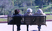 anziani su panchina