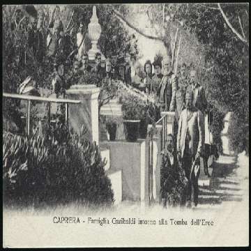 Caprera, famiglia Garibaldi intorno alla tomba dell'eroe [360x360]