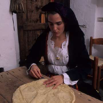 Irgoli, fresatura del pane in abito tradizionale [360x360]