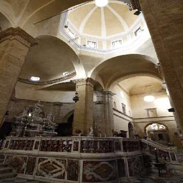 Alghero, veduta dell'altare maggiore della cattedrale. [360x360]