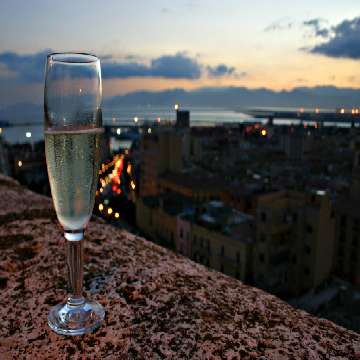 Bicchiere di vino e panorama della città [360x360]
