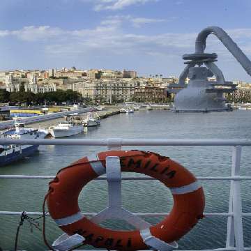 Nave nel porto di Cagliari [360x360]
