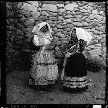 Sennori, due giovani donne in abito tradizionale festivo - ante 1927 [360x360]