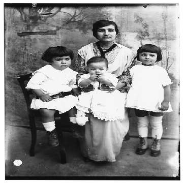 Donna con tre bambini, in abiti borghesi, in esterno con fondale dipinto [360x360]