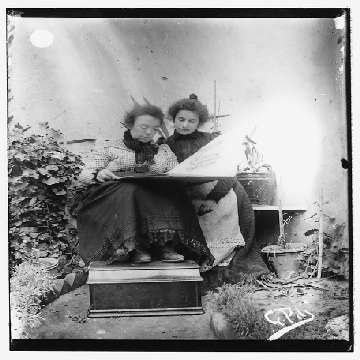 Pierina Peltz e la madre riprese in cortile mentre leggono [360x360]