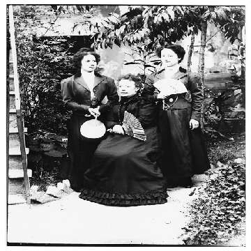 Pierina Peltz, a sinistra, con la sorella e la madre [360x360]
