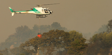 Antincendio, un elicottero in azione