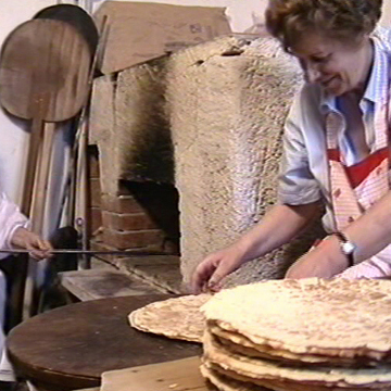 Nuoro: preparazione del pane carasau