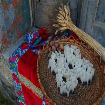 Belvì, cesto di caschettes e grembiule dell'abito tradizionale [360x360]