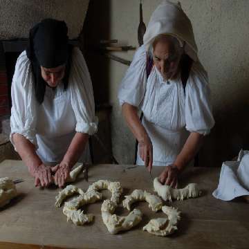 Lavorazione del pane tipico [360x360]