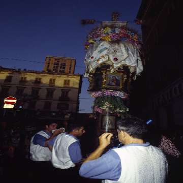 I Candelieri eseguono le loro danze di fronte al Palazzo Civico [360x360]