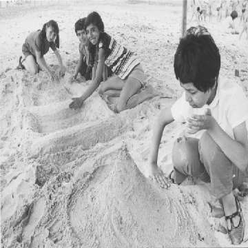 I bambini della colonia giocano in spiaggia [360x360]