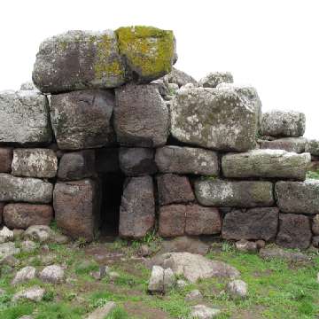 Oschiri, ingresso alla tomba dei Giganti [360x360]