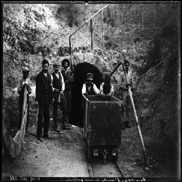 Bacu Abis, minatori all'uscita da una galleria [360x360]